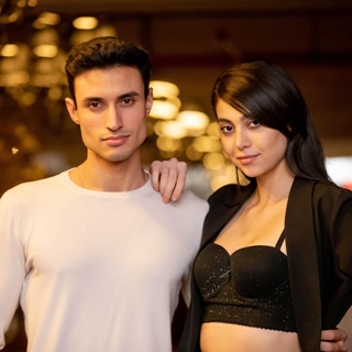 Amina & Luca lachen im Café – Liebe, die über Afro Love begann