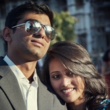 Frau und Mann lachen gemeinsam